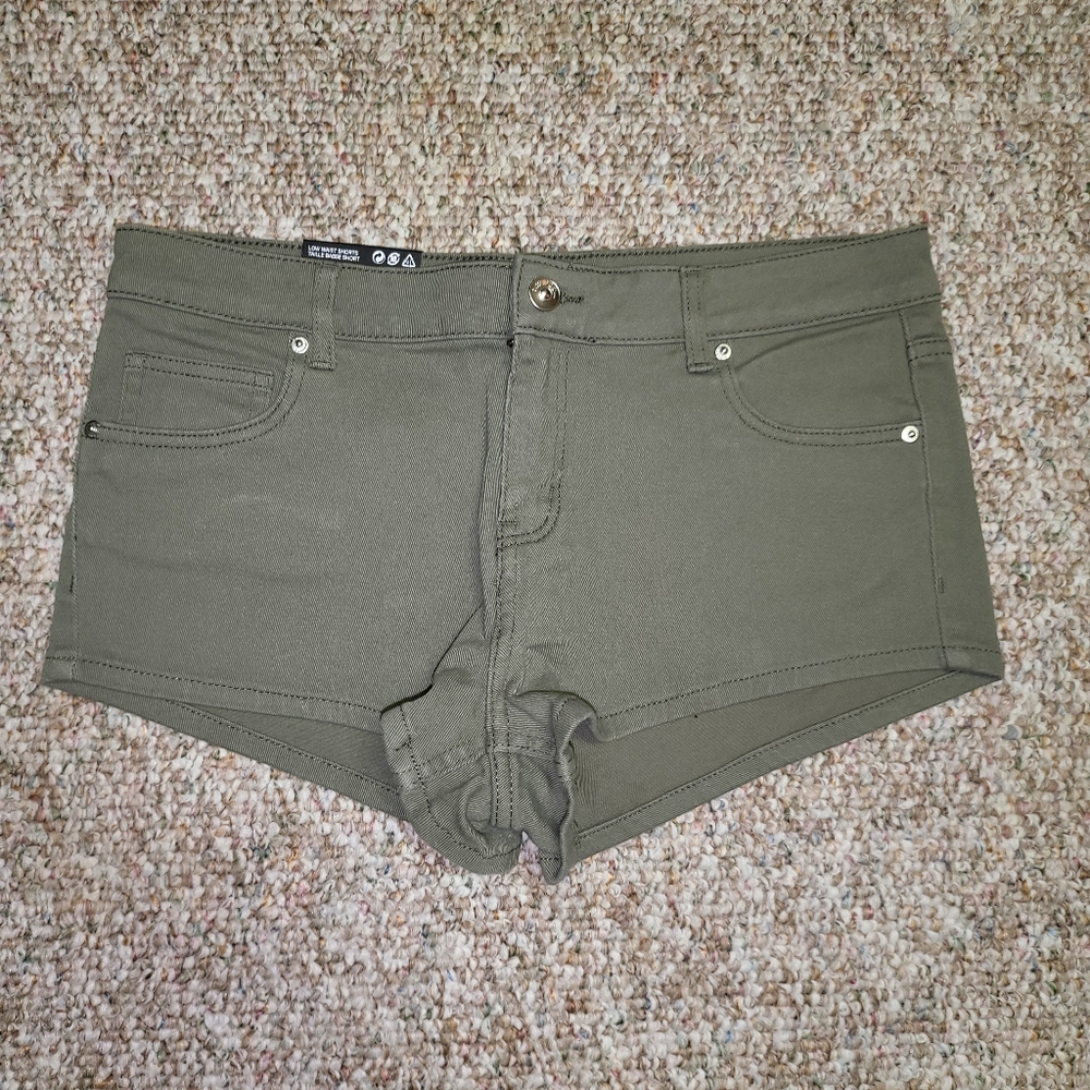 DIVIDED H&M Basic Army Green Low Waist Shorts NEW NWT Size 10